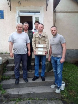 на малюнку - 5 людей і ящики з вакциною