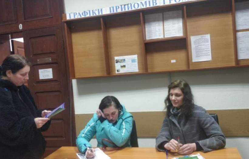 На малюнку зображені дві жінки за письмовим столом