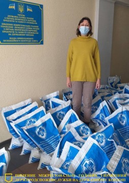 На фотографії зображено фахівці Південного міжрегіонального головного управління Державної служби України з питань безпечності харчових продуктів та захисту споживачів на державному кордоні.