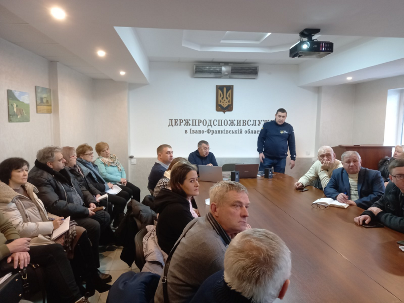 На малюнку зображено учасників наради в конференц-залі Держпродспоживслужби.