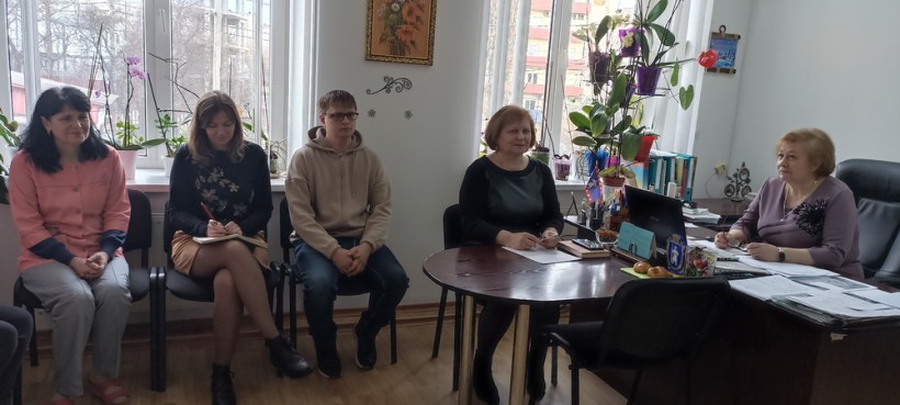 На малюнку зображена робоча нарада фахівців Держпродспоживслужби