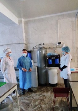 На фото – фахівці Голованівського та Кропивницького районних управлінь Держпродспоживслужби в області в харчоблоці закладу освіти