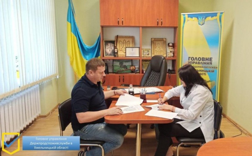 На фотографії зображено керівника Держпродспоживслужби та Держрибагентство в Хмельниччині