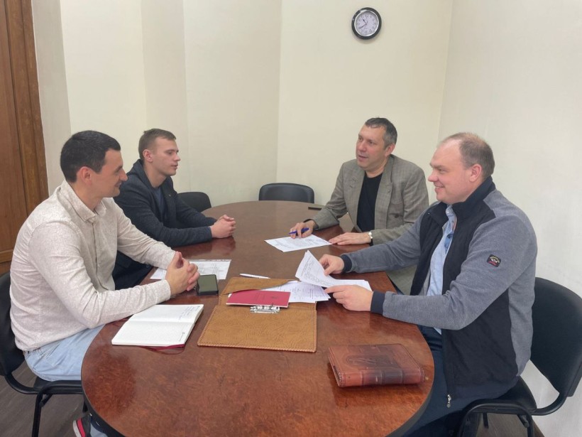 На фотографії зображені учасники заходу