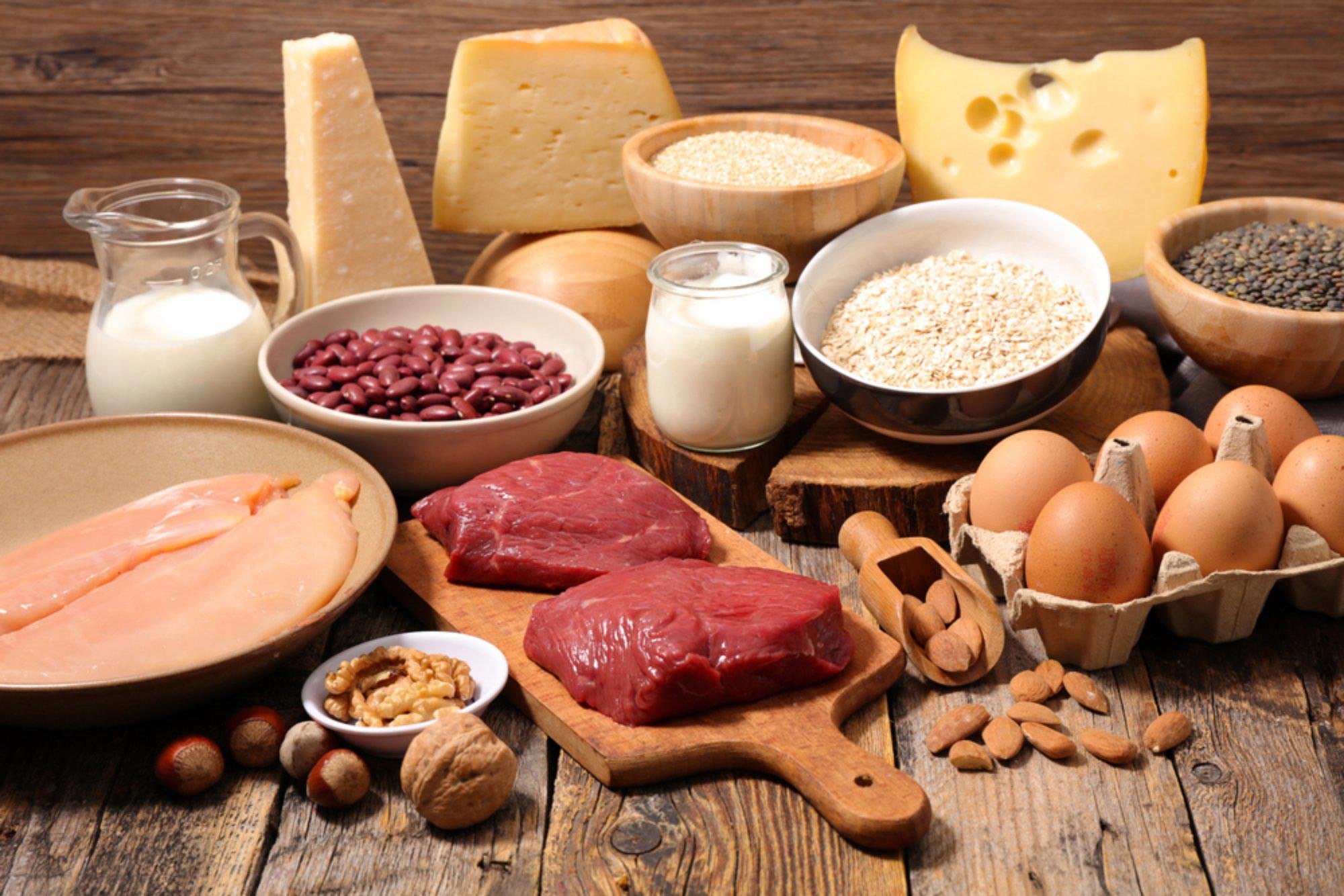 На малюнку зображено сире м'ясо, молоко, сир, яйця і інші харчові продукти