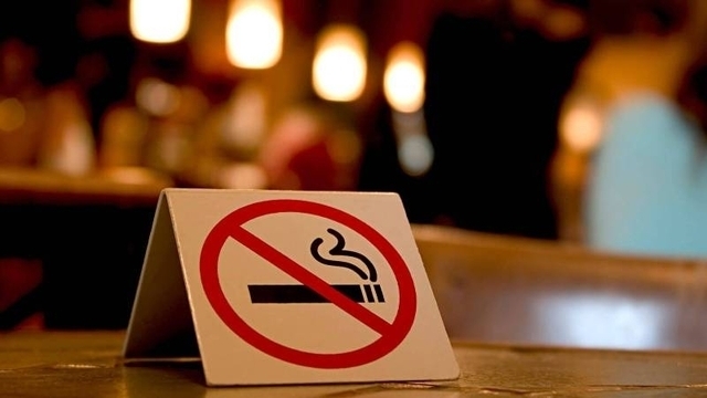 На малюнку зображена табличка про заборону куріння в закладі