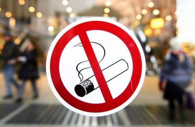 На малюнку зображена табличка "Заборонено курити"