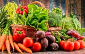 на малюнку зображені овочі: перець, буряк, морква, помідори та зелень