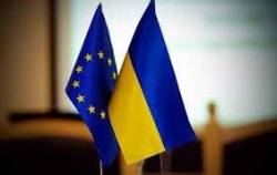 на фото - прапори України та ЄС