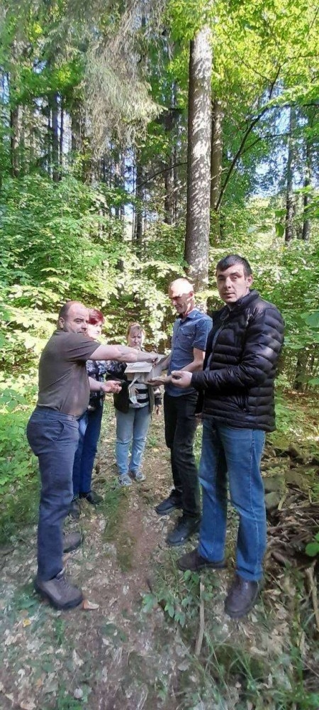 на фото - 4 людини у лісі