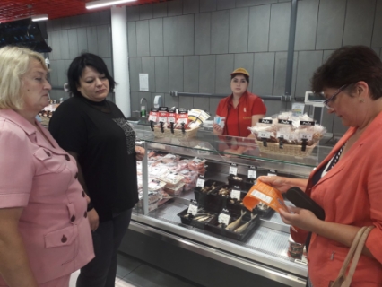 на фото чотири жінки в рибному магазині