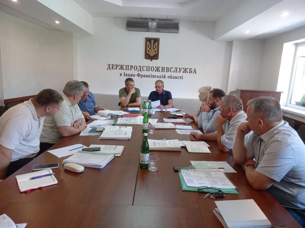 На фотографії зображені працівники Головного управління Держпродспоживслужби в Івано-Франківській області