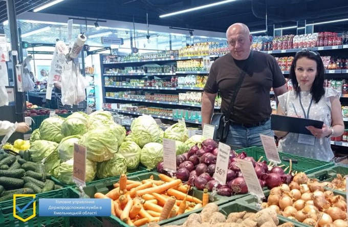 на фото дві людини в супермаркеті